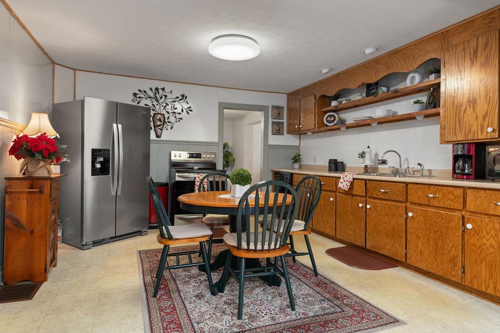 115 Old Hermitage Road Waynesboro, VA 22980 - Photo 9 of 63 a dining room with stainless steel appliances a dining table and chairs