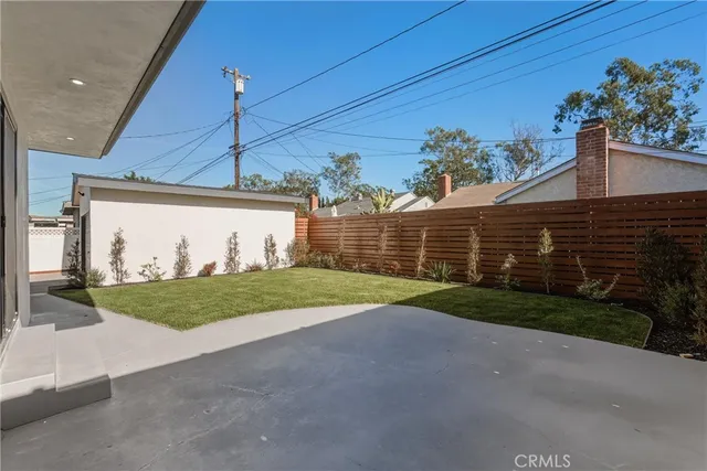 a view of a backyard