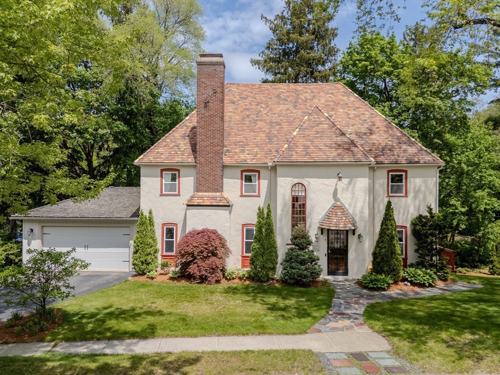 a view of a house with a yard and plants