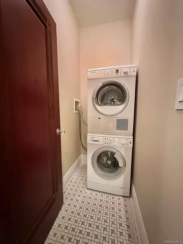 a close up view of a washer and dryer