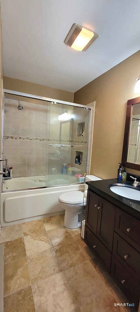 10 Taft Pointe, Unit 2 Waterbury, CT 06708 - Photo 15 of 18 a bathroom with a bathtub and a sink