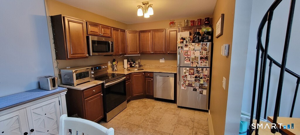 10 Taft Pointe, Unit 2 Waterbury, CT 06708 - Photo 8 of 18 a kitchen with a refrigerator stove and sink