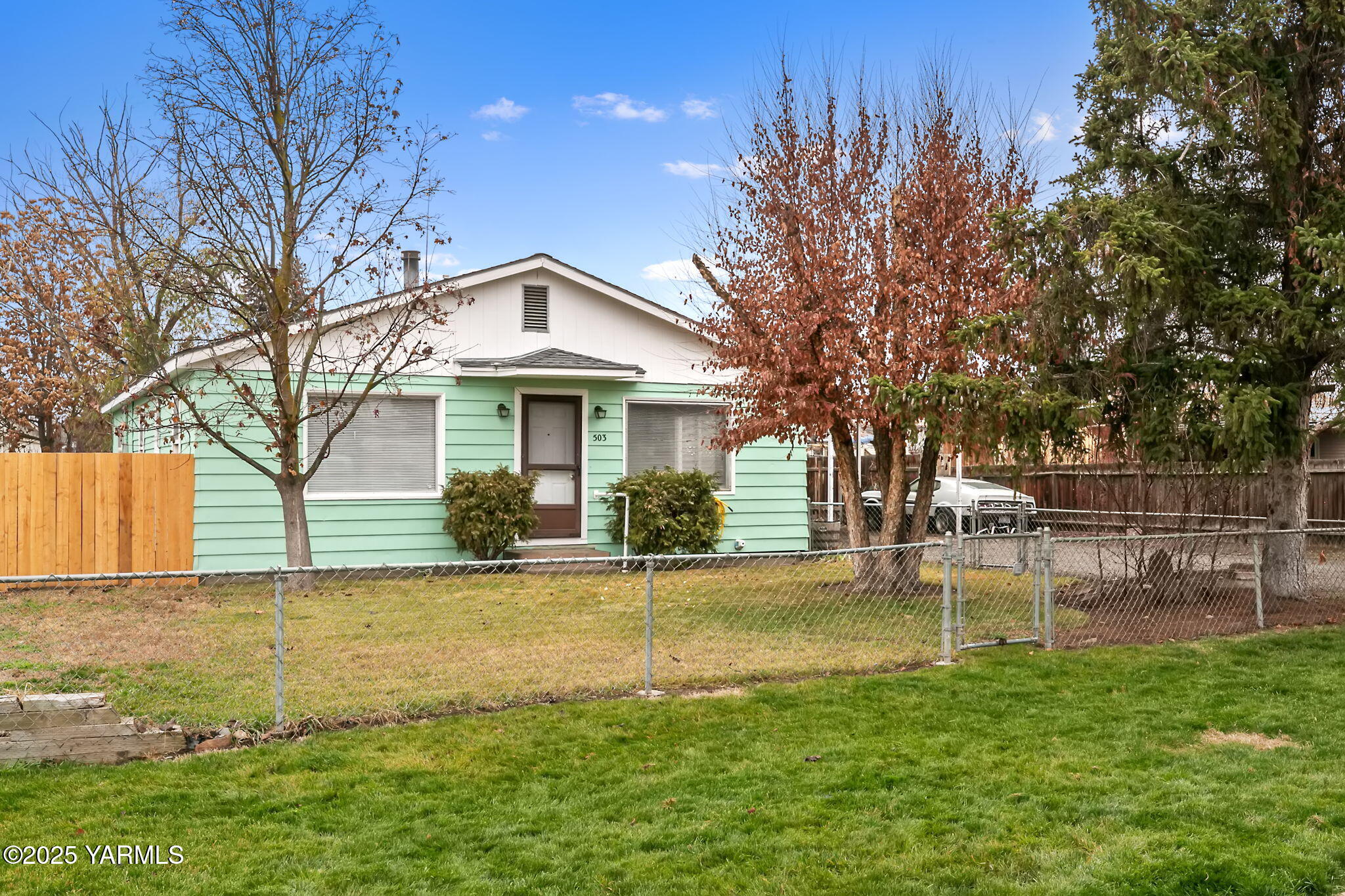 503 North Chestnut Street Toppenish, WA 98948 - Photo 1 of 21 a front view of a house with a yard