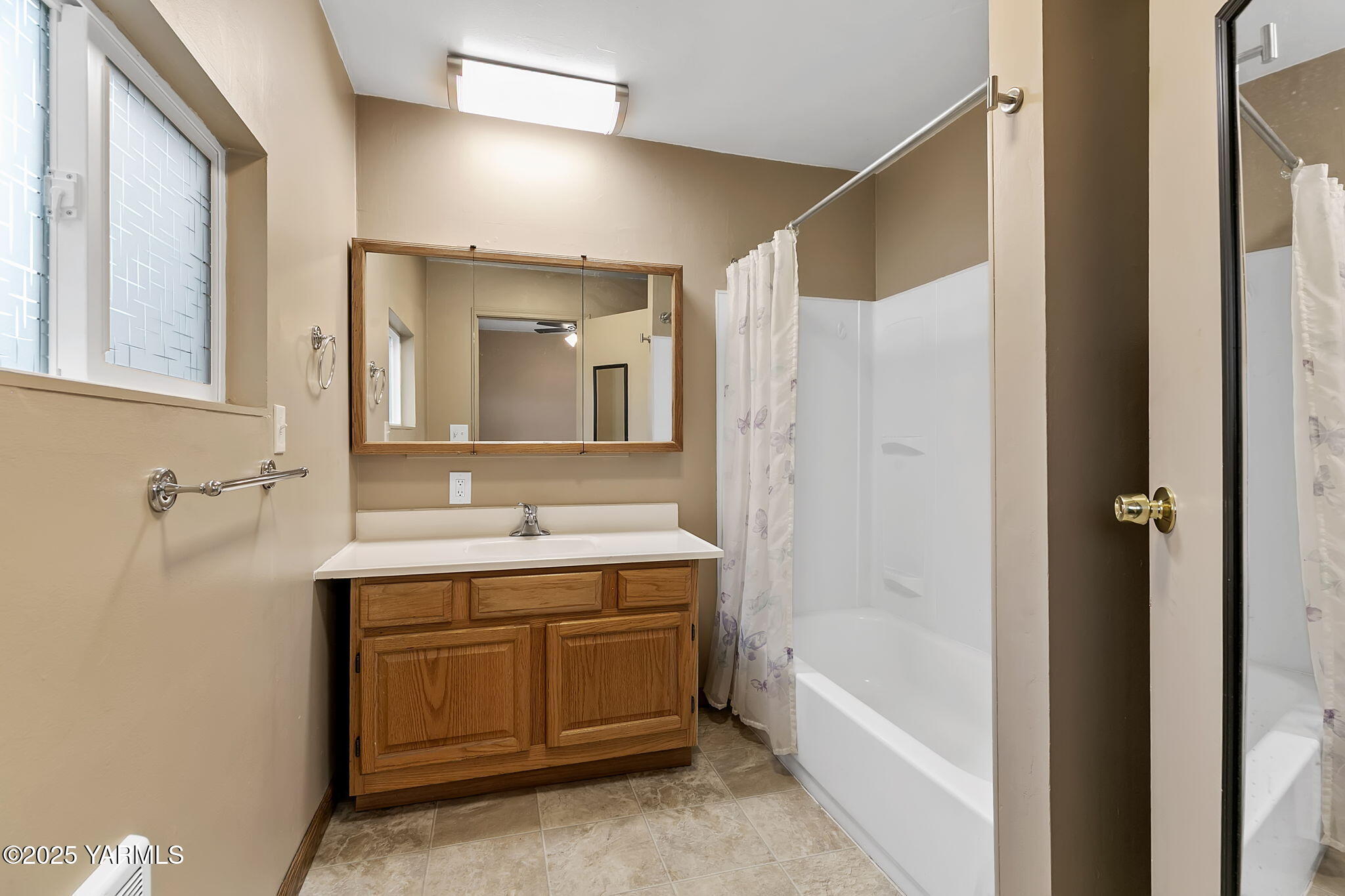 503 North Chestnut Street Toppenish, WA 98948 - Photo 12 of 21 a bathroom with a tub sink and mirror