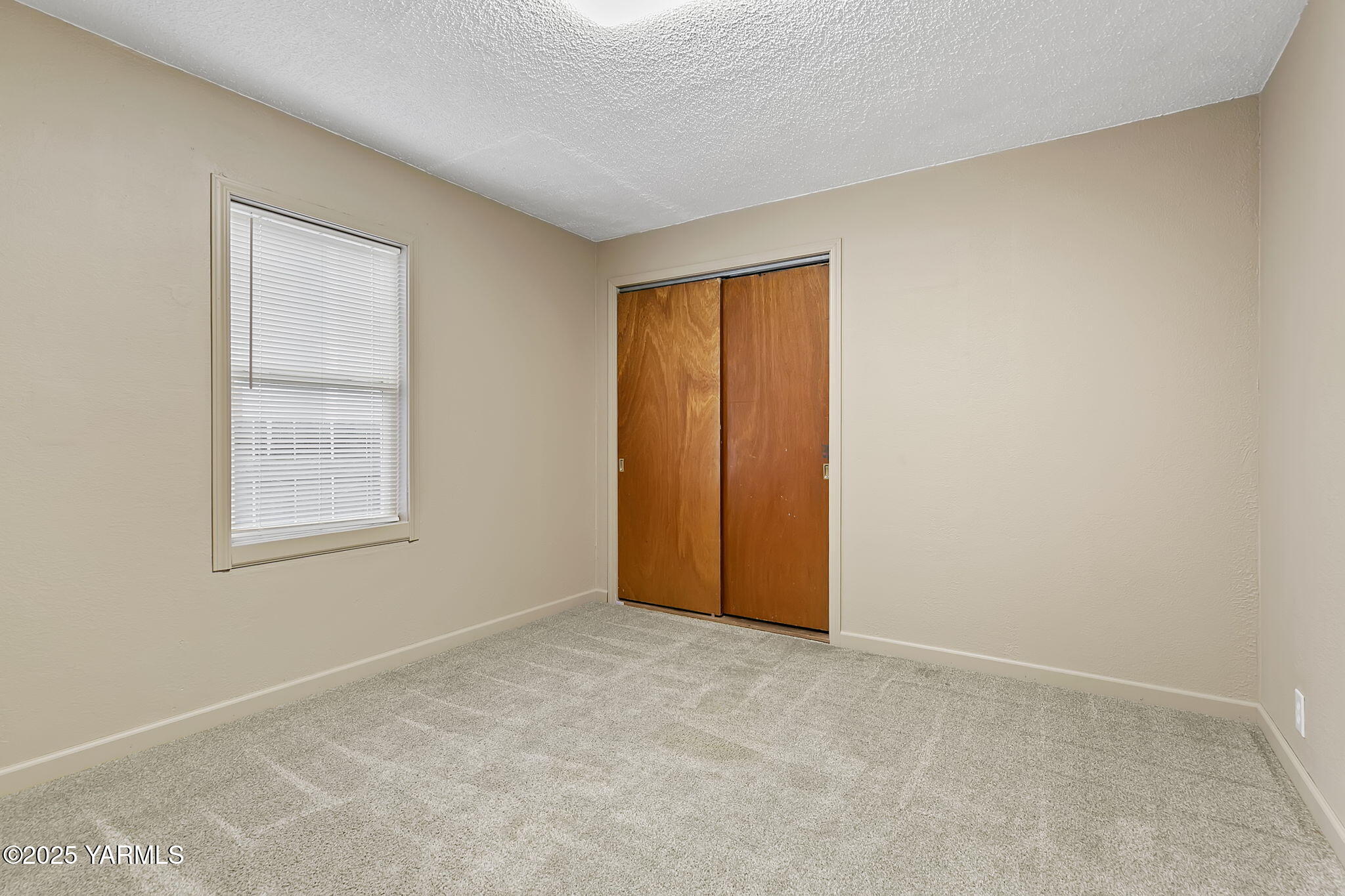 503 North Chestnut Street Toppenish, WA 98948 - Photo 13 of 21 an empty room with windows and closet