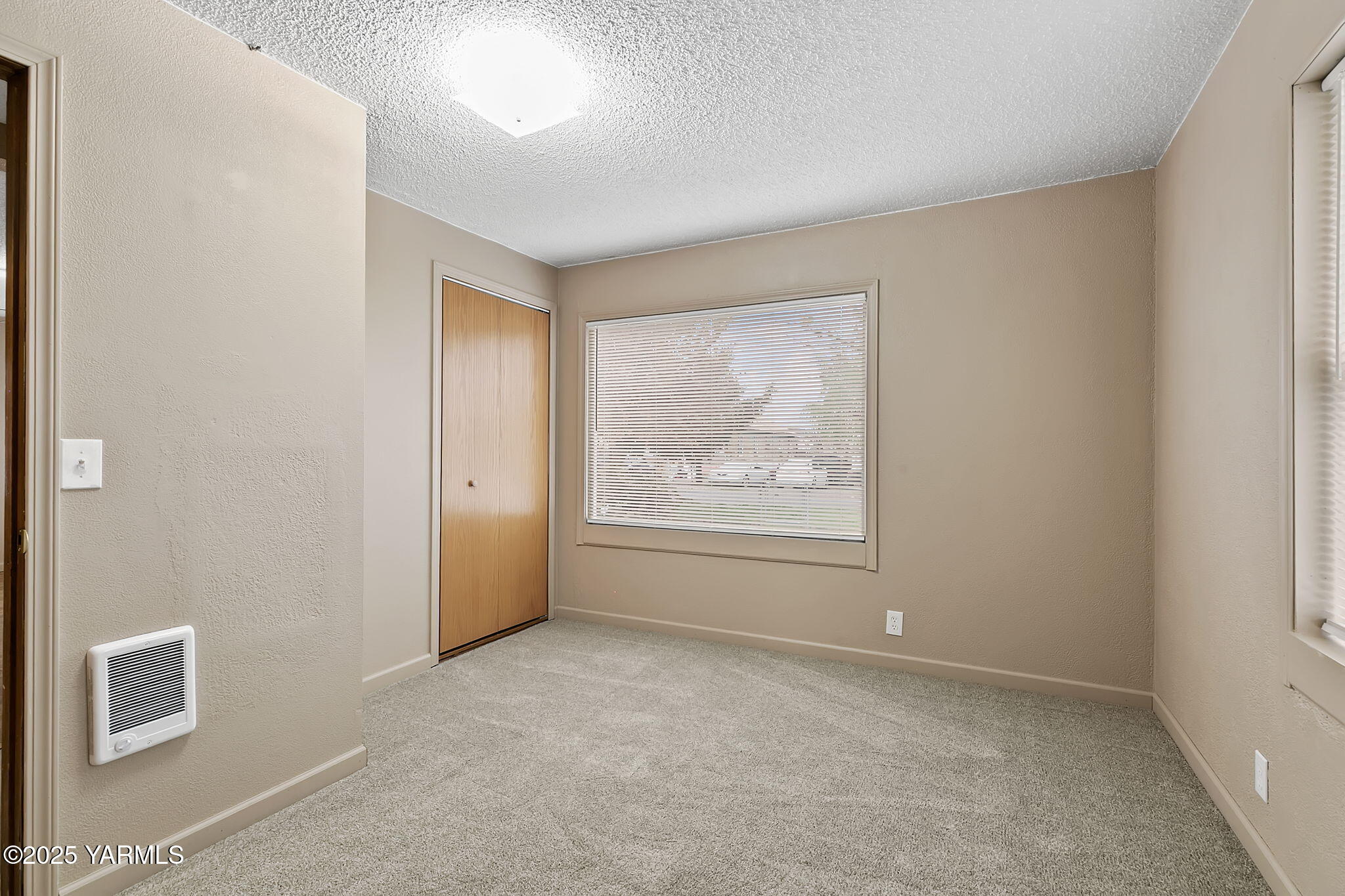 503 North Chestnut Street Toppenish, WA 98948 - Photo 13 of 21 an empty room with windows