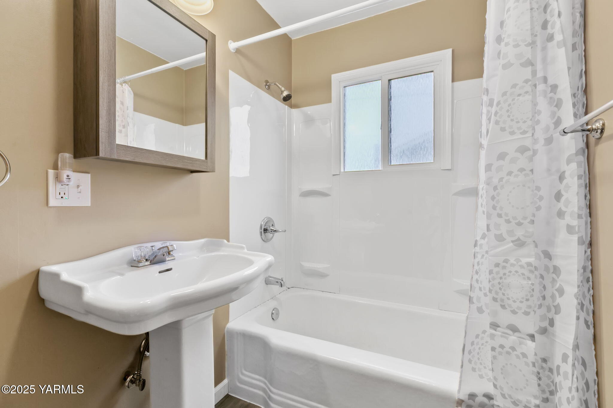 503 North Chestnut Street Toppenish, WA 98948 - Photo 15 of 21 a bathroom with a sink and a bathtub