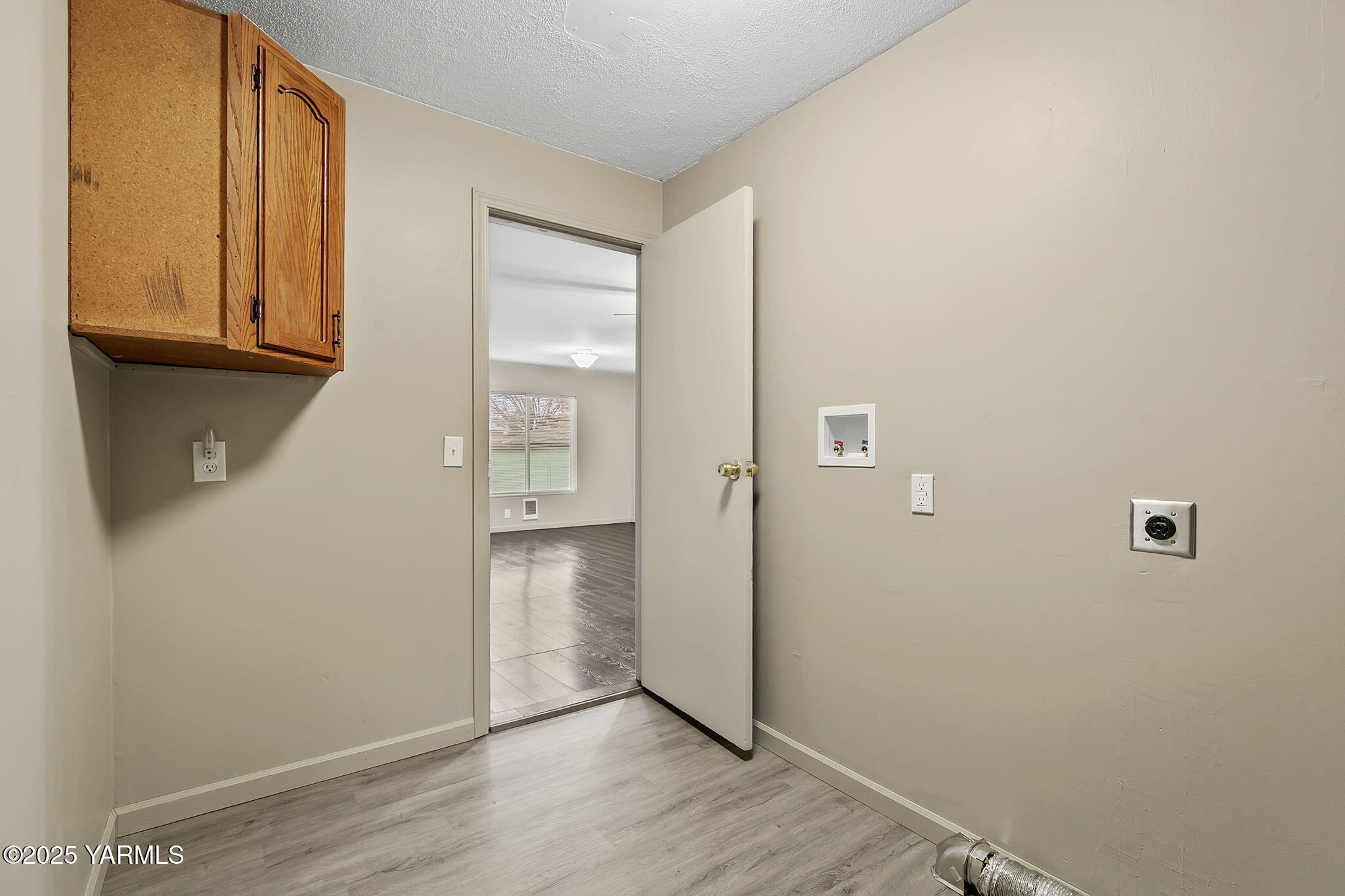 503 North Chestnut Street Toppenish, WA 98948 - Photo 16 of 21 a view of an empty room with wooden floor and a window