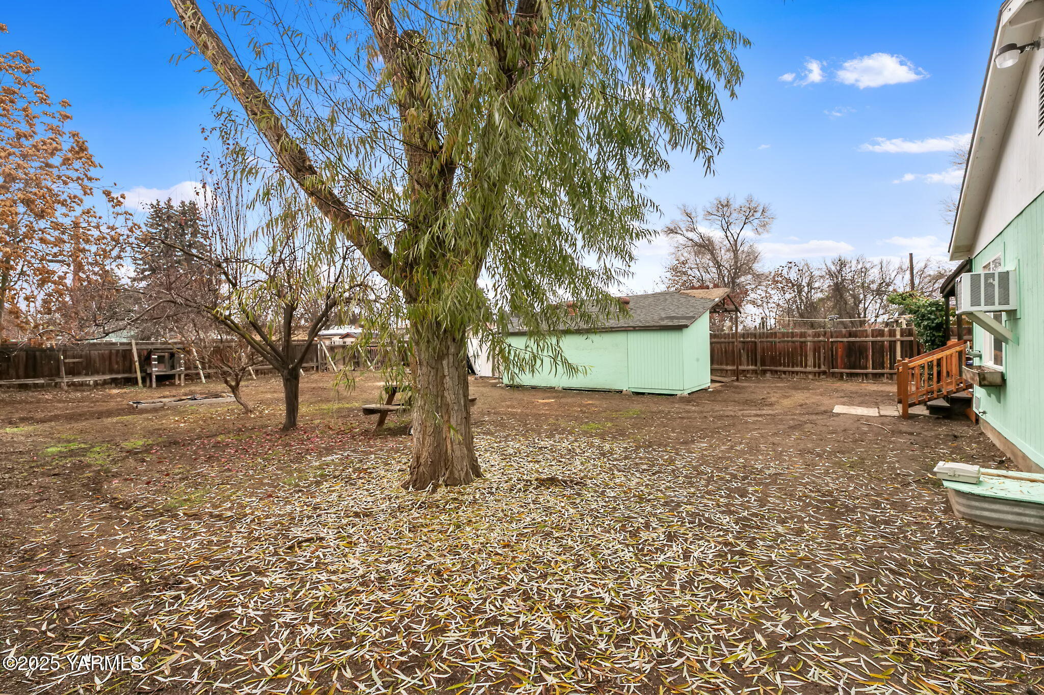 503 North Chestnut Street Toppenish, WA 98948 - Photo 17 of 21 a backyard of a house with lots of green space