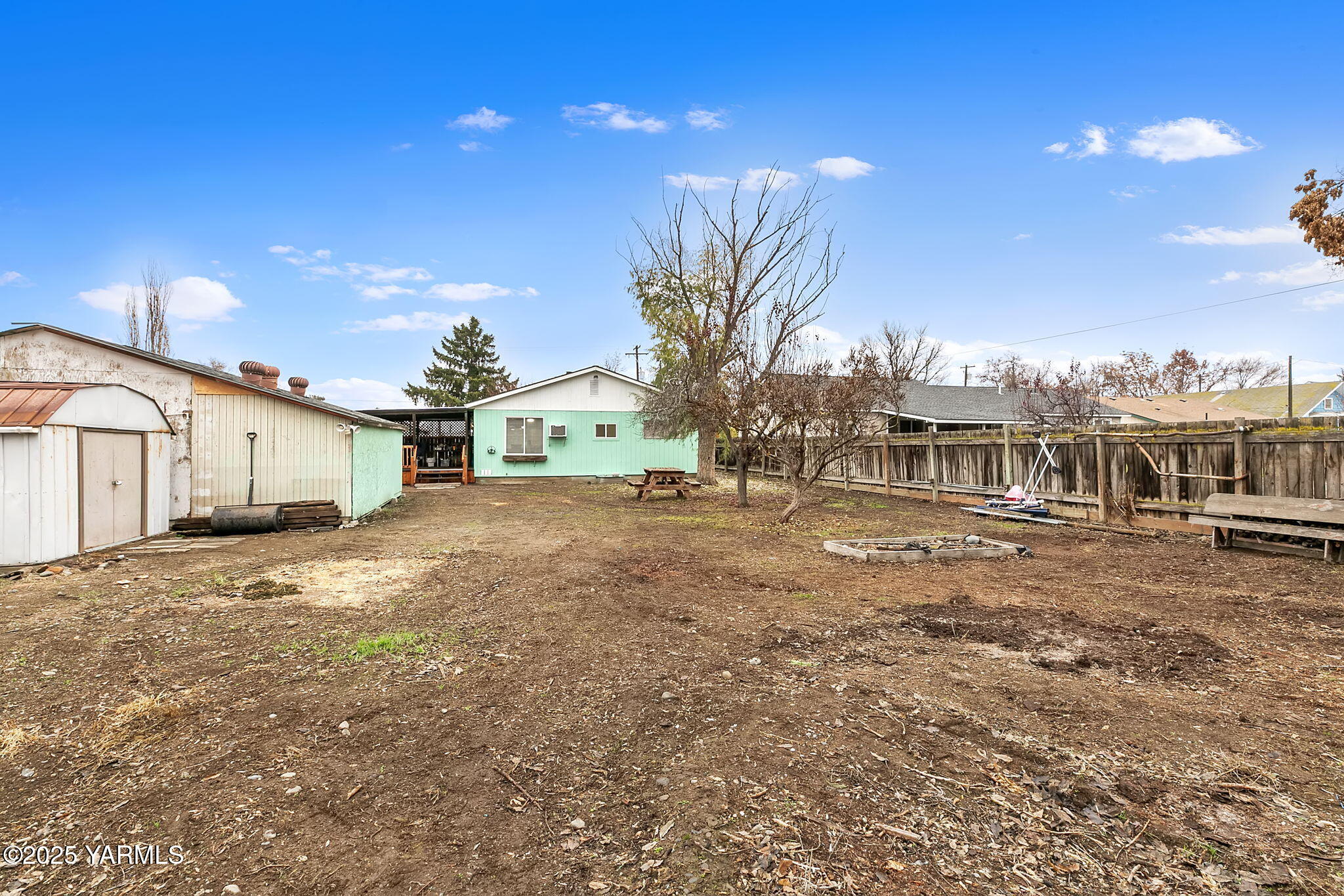 503 North Chestnut Street Toppenish, WA 98948 - Photo 18 of 21 a view of a large house with a yard and sitting area