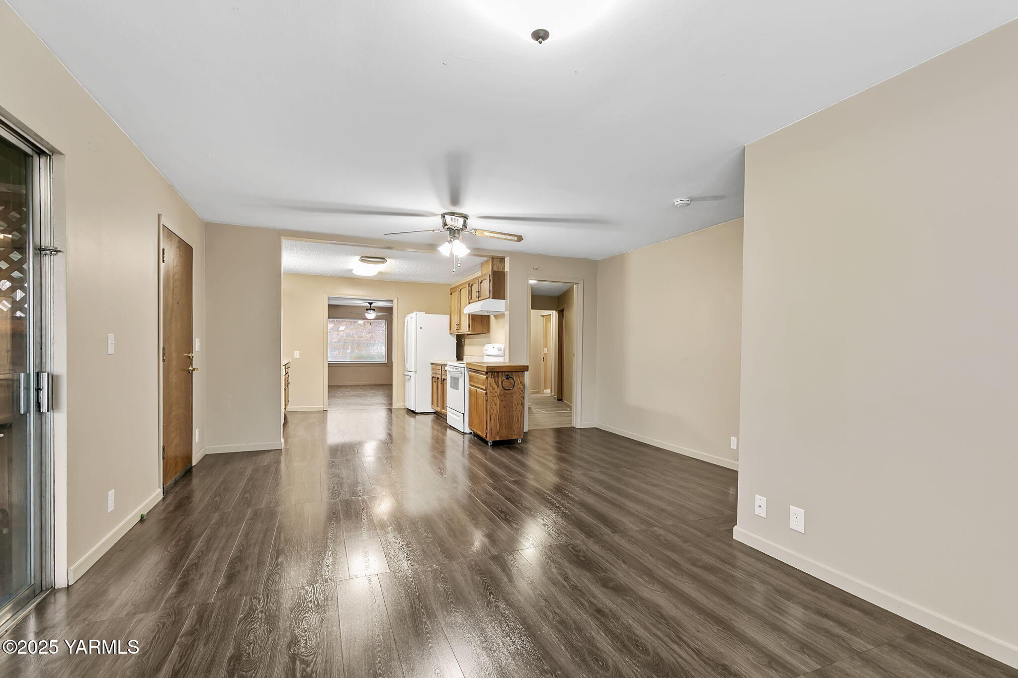 503 North Chestnut Street Toppenish, WA 98948 - Photo 6 of 21 a view of a livingroom with wooden floor