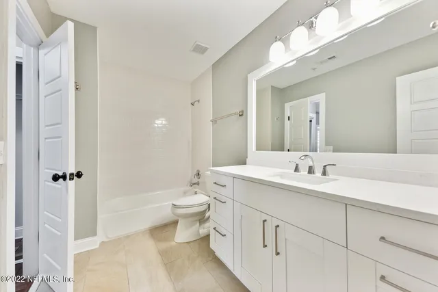 a view of a livingroom with furniture