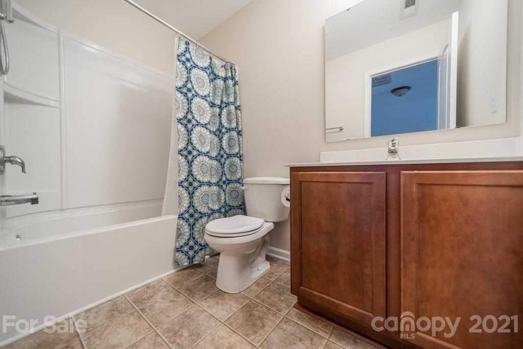 7062 Meyer Road Fort Mill, SC 29715 - Photo 34 of 46 a bathroom with a toilet a sink and bathtub