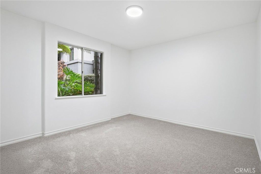 629 Traction Avenue, Unit 257 Los Angeles, CA 90013 - Photo 12 of 38 an empty room with a window