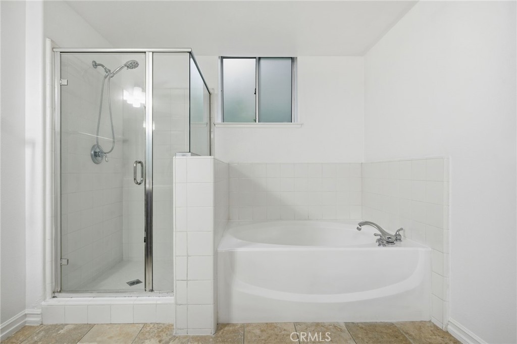 629 Traction Avenue, Unit 257 Los Angeles, CA 90013 - Photo 16 of 38 a bathroom with a bathtub
