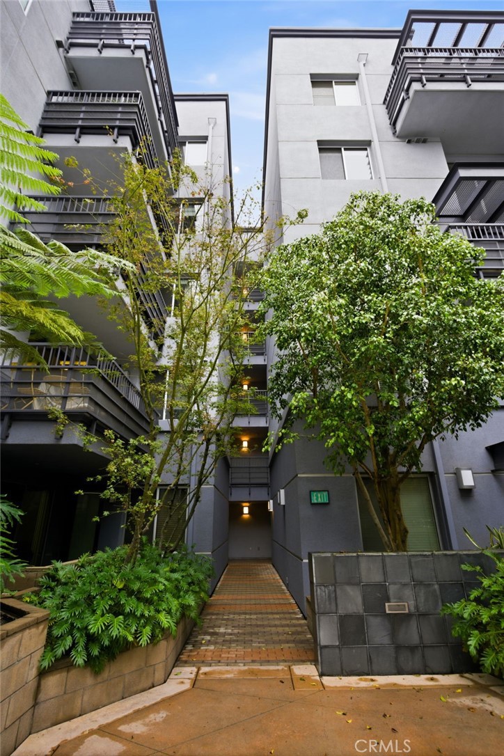 629 Traction Avenue, Unit 257 Los Angeles, CA 90013 - Photo 21 of 38 a front view of a house