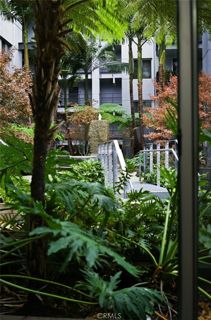 629 Traction Avenue, Unit 257 Los Angeles, CA 90013 - Photo 23 of 38 a backyard of a house with lots of green space