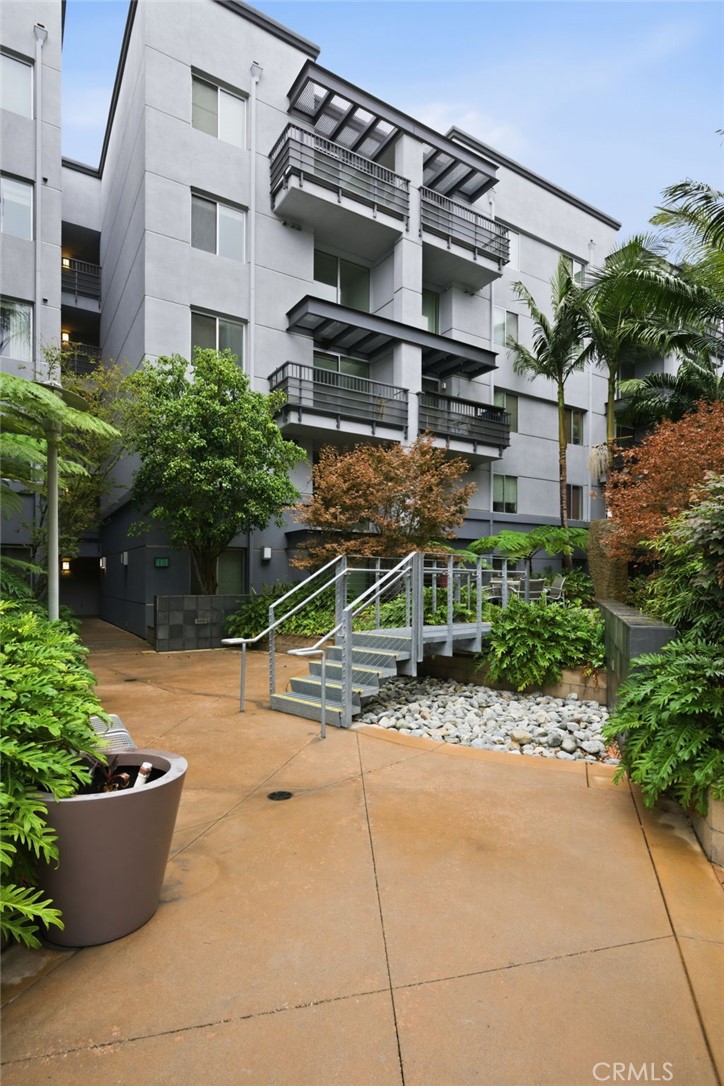 629 Traction Avenue, Unit 257 Los Angeles, CA 90013 - Photo 25 of 38 a view of a patio with plants and chairs