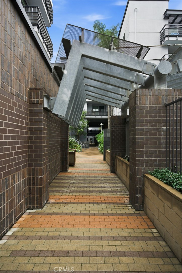 629 Traction Avenue, Unit 257 Los Angeles, CA 90013 - Photo 26 of 38 a view of pathway along with building