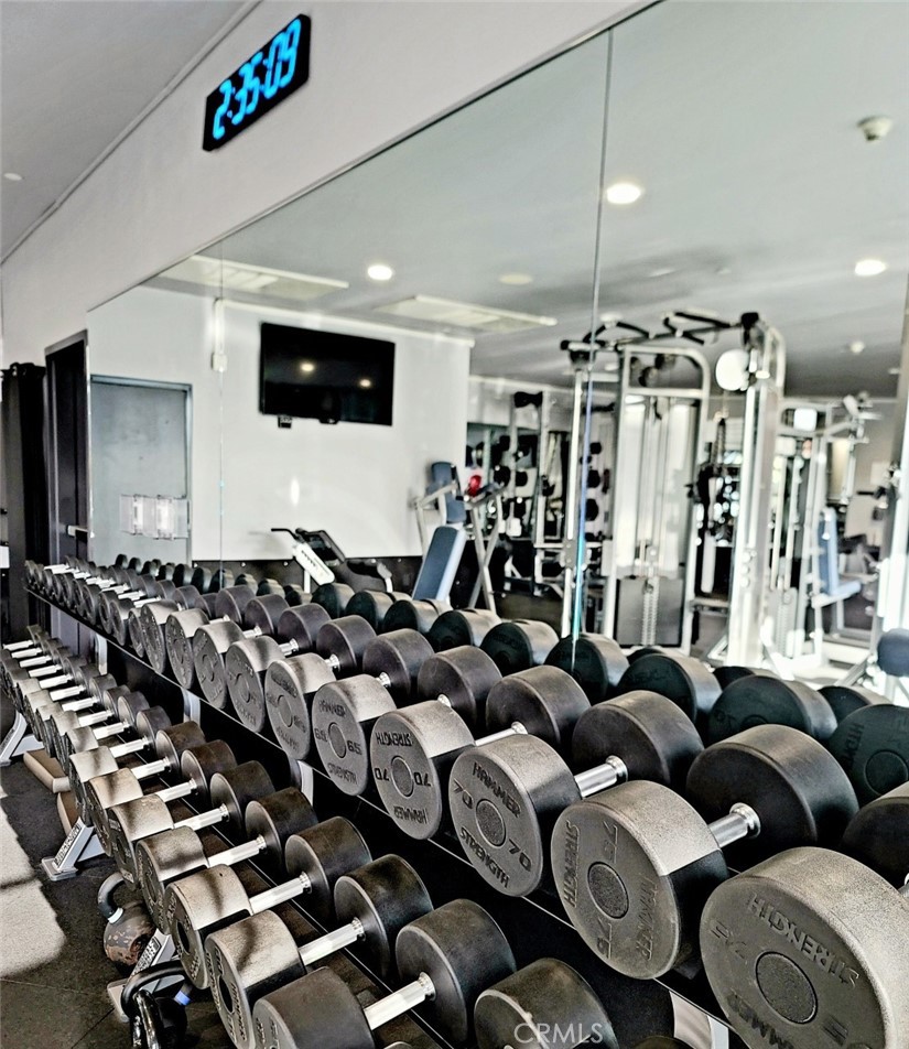 629 Traction Avenue, Unit 257 Los Angeles, CA 90013 - Photo 28 of 38 a large room with gym equipment and a large window