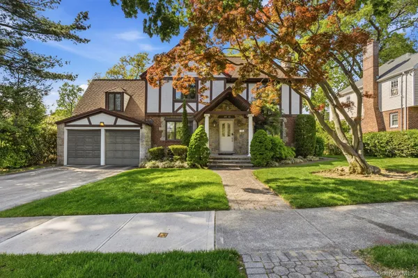$2,148,000 | 241-01 52nd Avenue | Douglaston