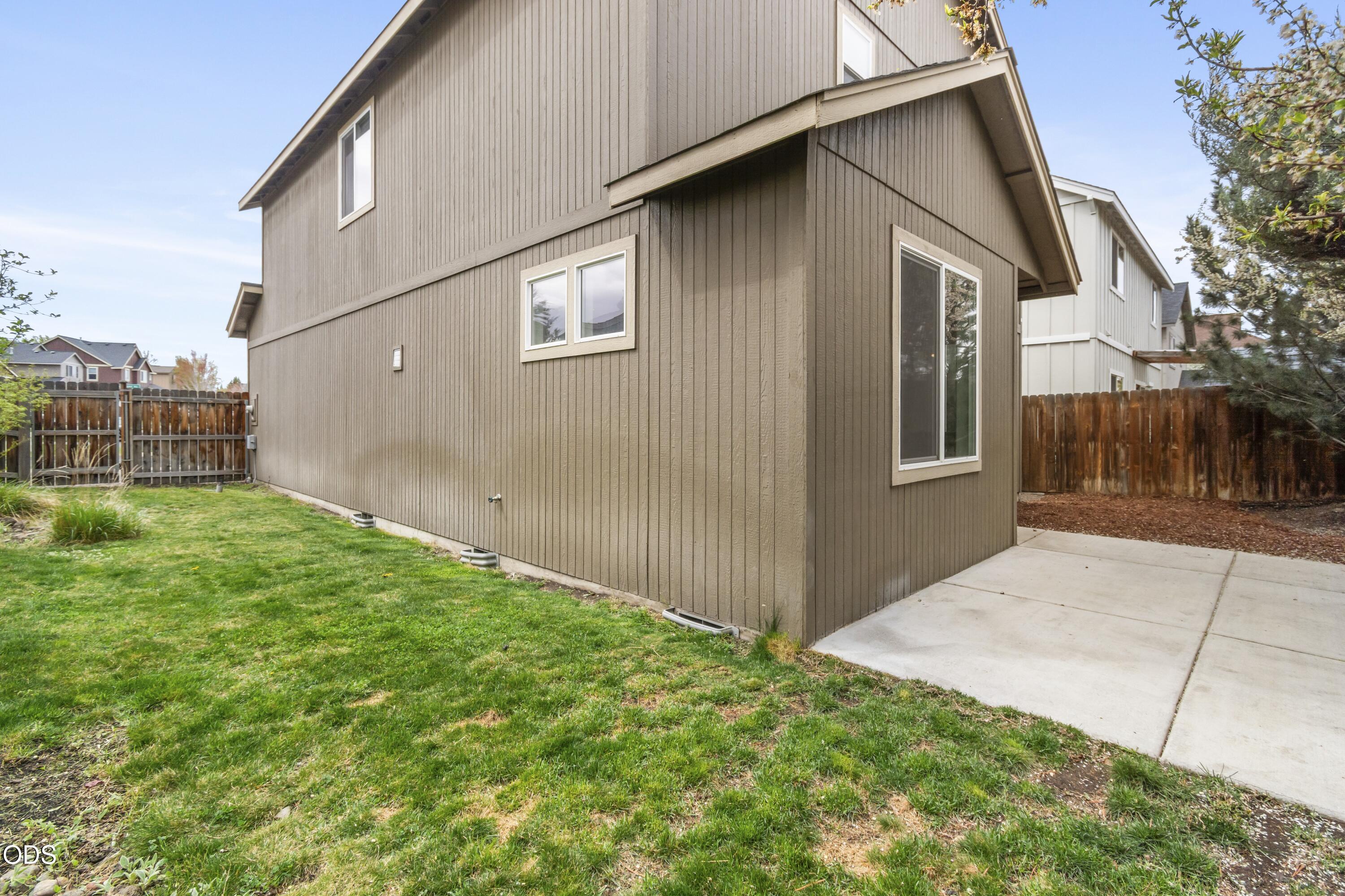 21332 Oconnor Way Bend, OR 97701 - Photo 27 of 33 a backyard of a house with lots of green space