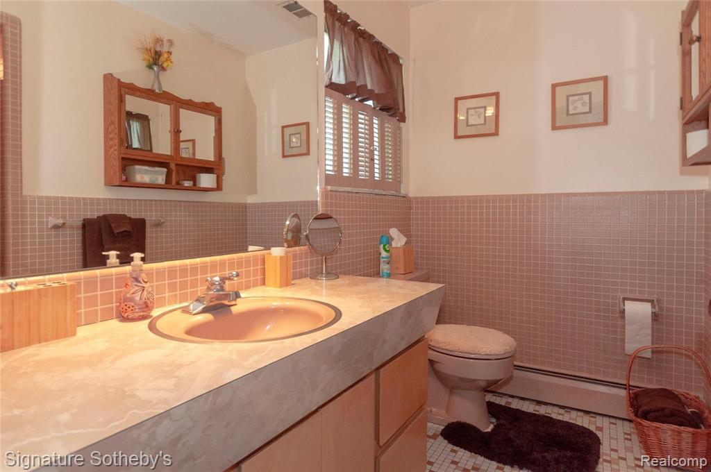 2020 Lake Angelus Road Lake Angelus, MI 48326 - Photo 36 of 52