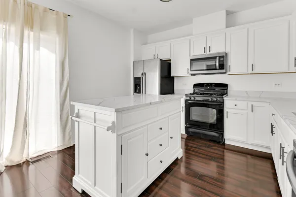 $3,000 | 7515e Savoy Lane, Unit C, Bridgeview, IL 60455