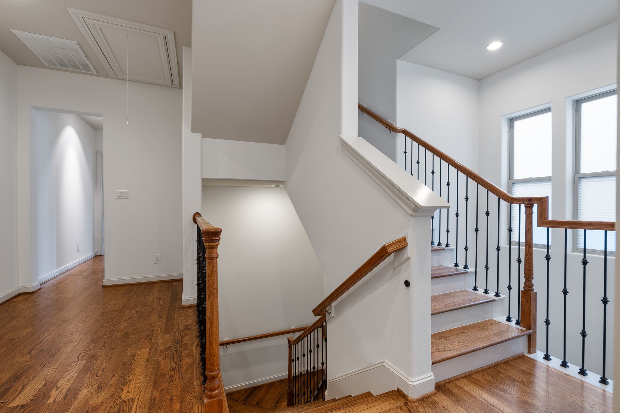 1103 Summer Street Houston, TX 77007 - Photo 13 of 30 Ascend to the second floor, where you will find the primary suite plus two secondary bedrooms.