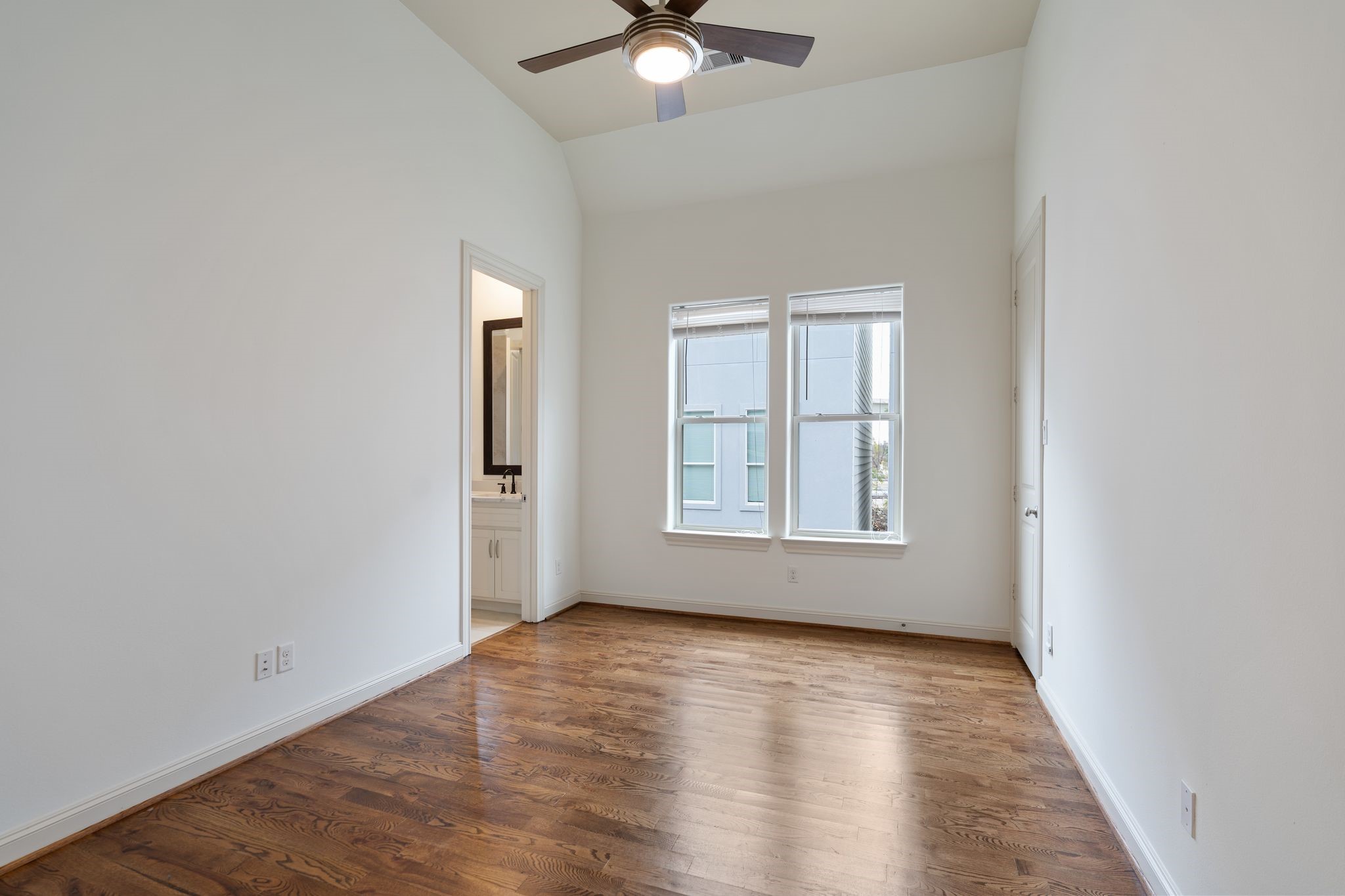 1103 Summer Street Houston, TX 77007 - Photo 21 of 30 A second bedroom with high ceilings, a walk in closet and access to a full bathroom.
