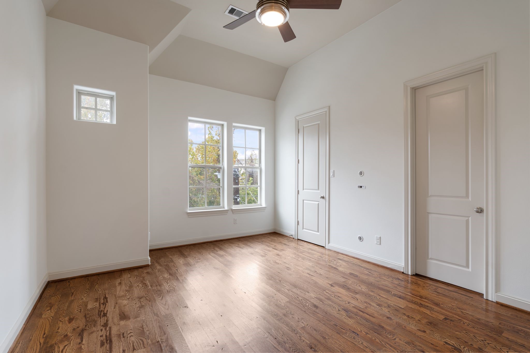1103 Summer Street Houston, TX 77007 - Photo 23 of 30 The third bedroom on the second floor with a walk in closet and access to the shared bathroom.