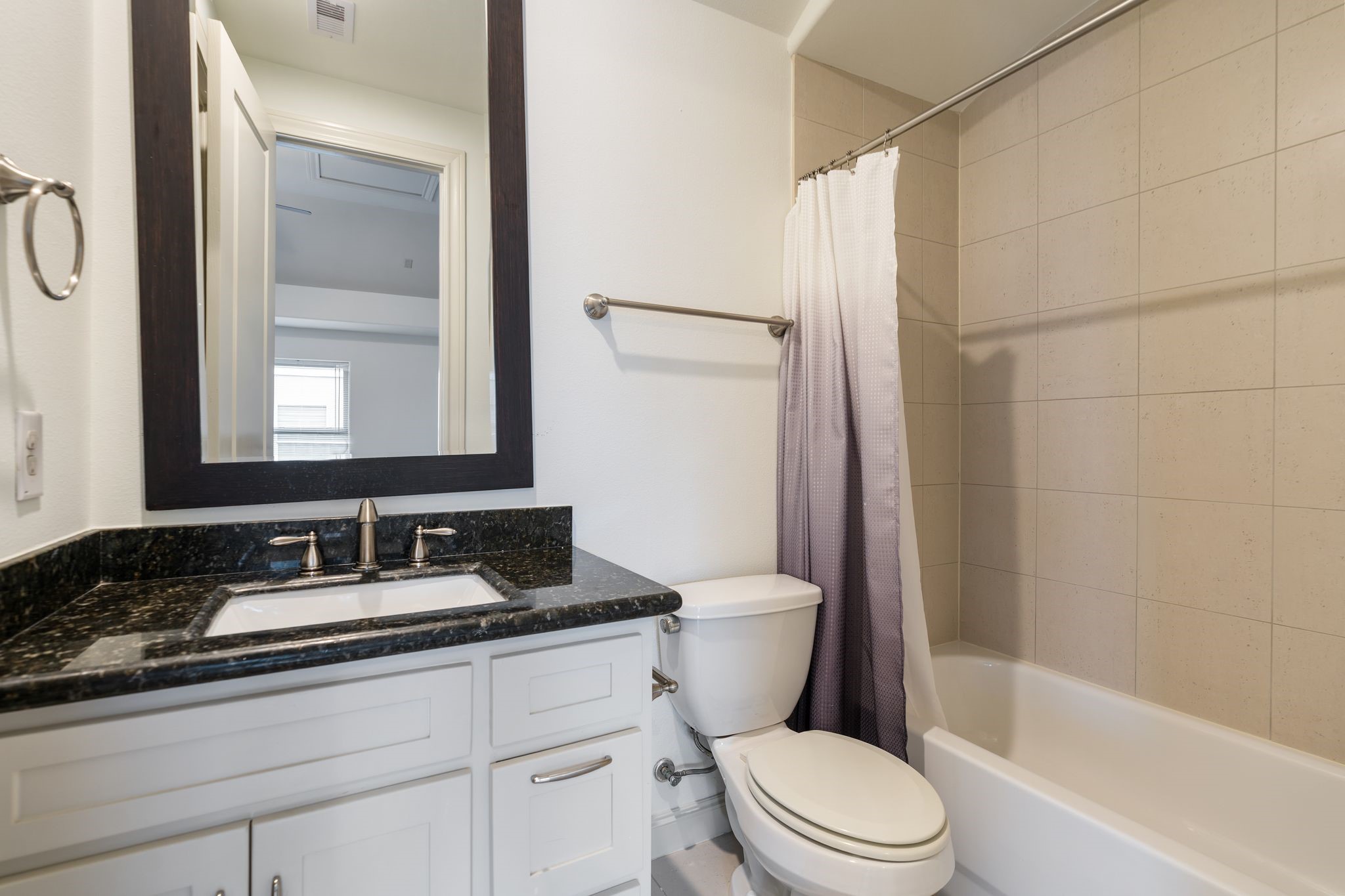 1103 Summer Street Houston, TX 77007 - Photo 26 of 30 An ensuite bathroom on the 3rd floor with a shower/tub combo and vanity.