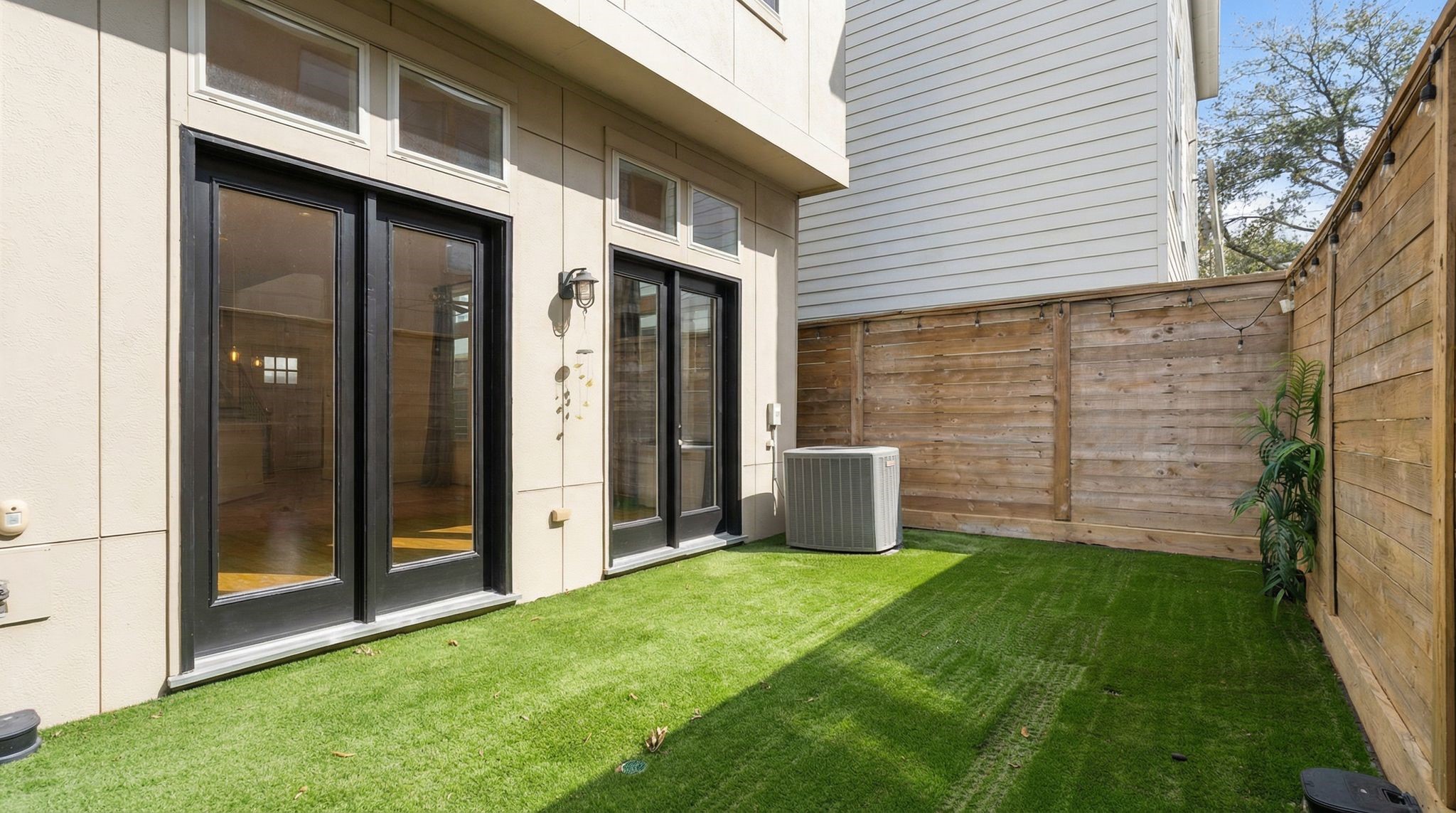 1103 Summer Street Houston, TX 77007 - Photo 3 of 30 A fully turfed, fenced in private yard is a rare find for the area!