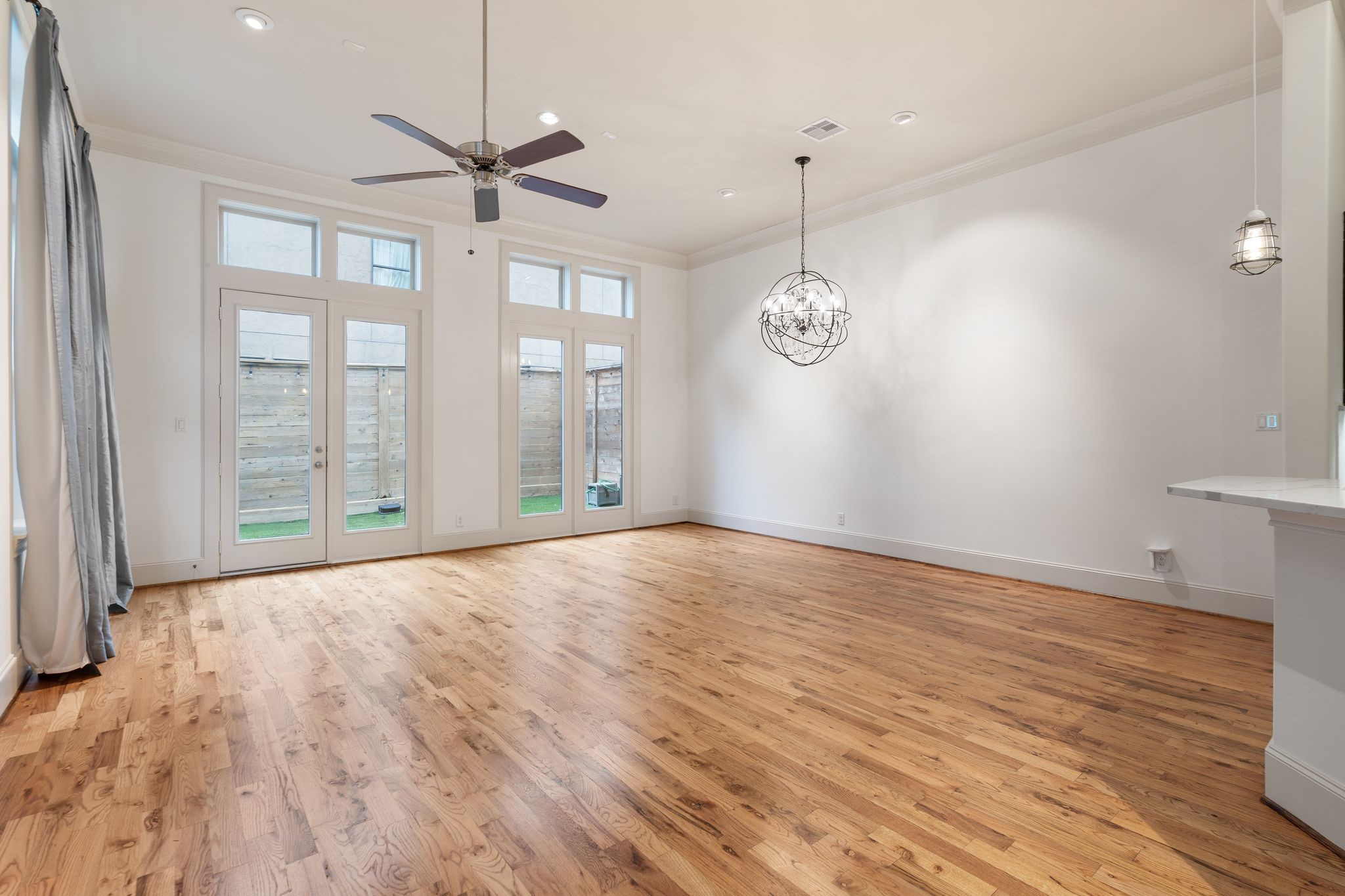 1103 Summer Street Houston, TX 77007 - Photo 10 of 30 Natural light pours in through expansive windows.