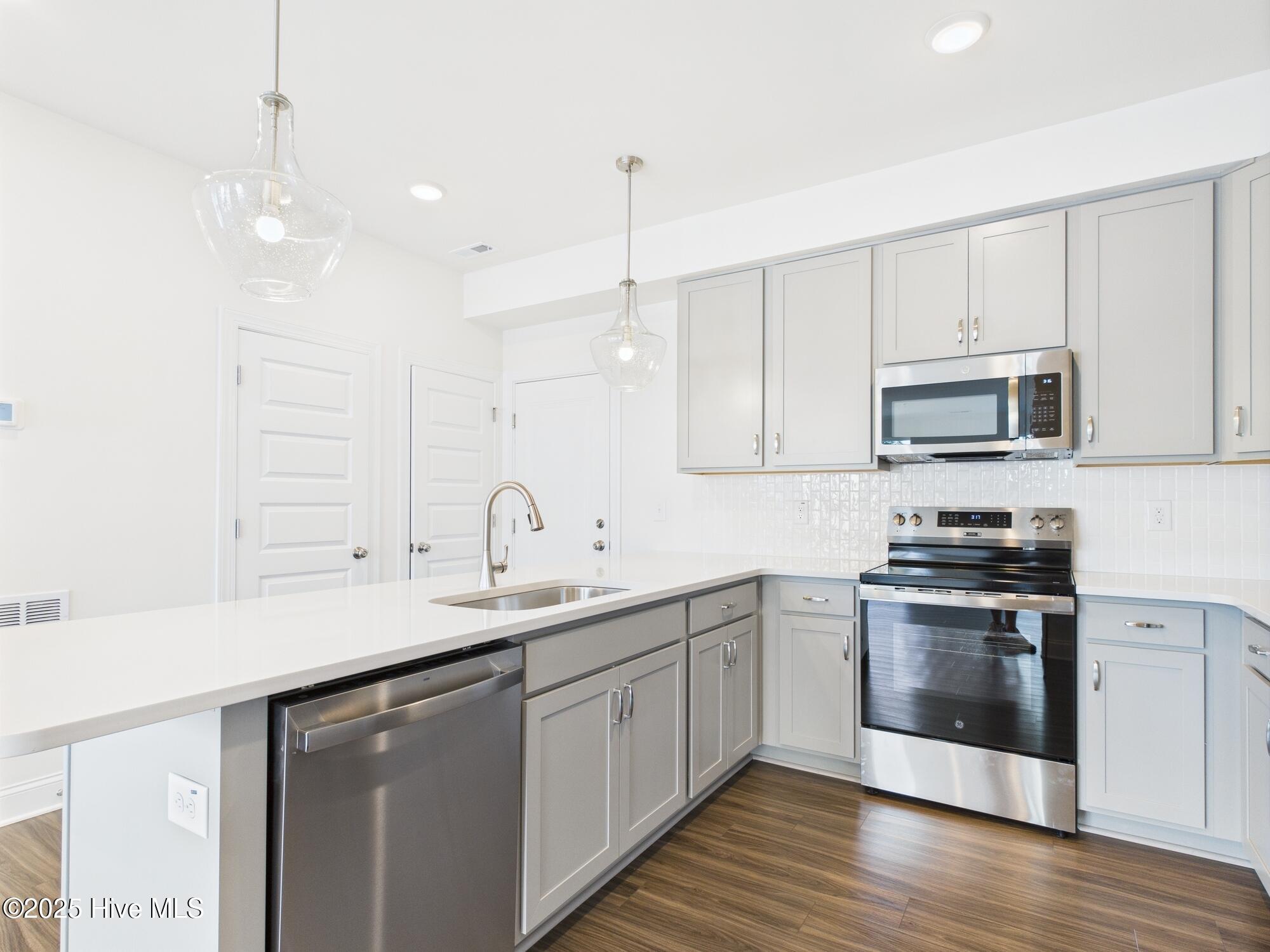 1259 Shaw View Alley Raleigh, NC 27601 - Photo 12 of 46 CAM01608G0-PR0097-STILL011