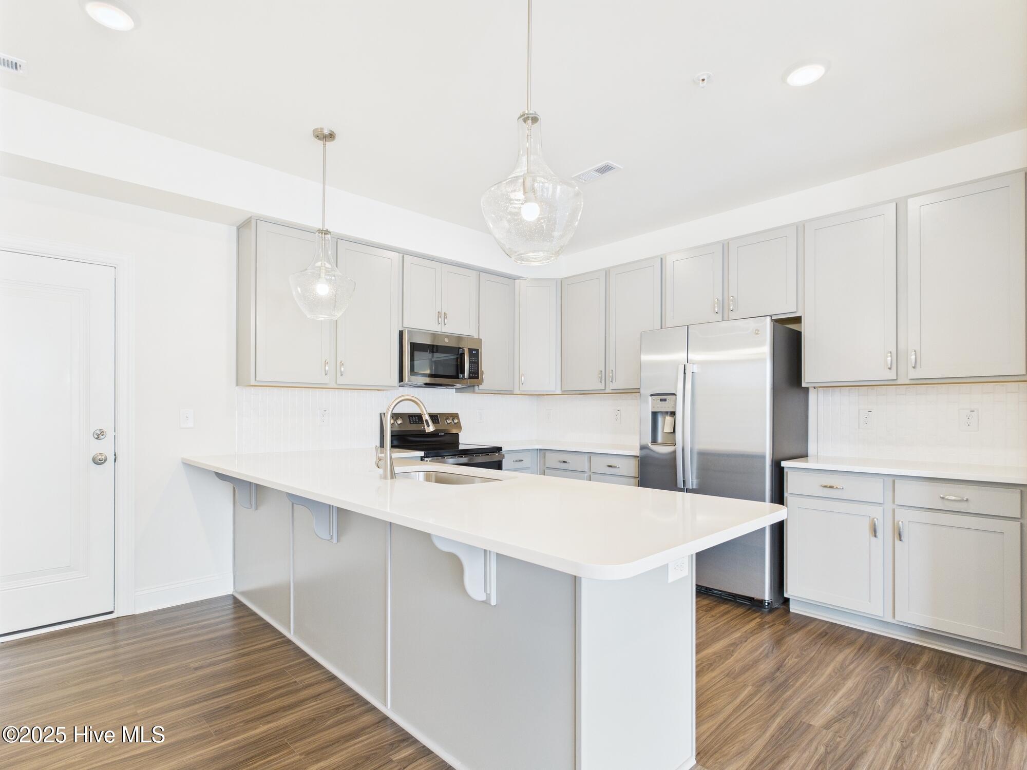 1259 Shaw View Alley Raleigh, NC 27601 - Photo 13 of 46 CAM01608G0-PR0097-STILL012