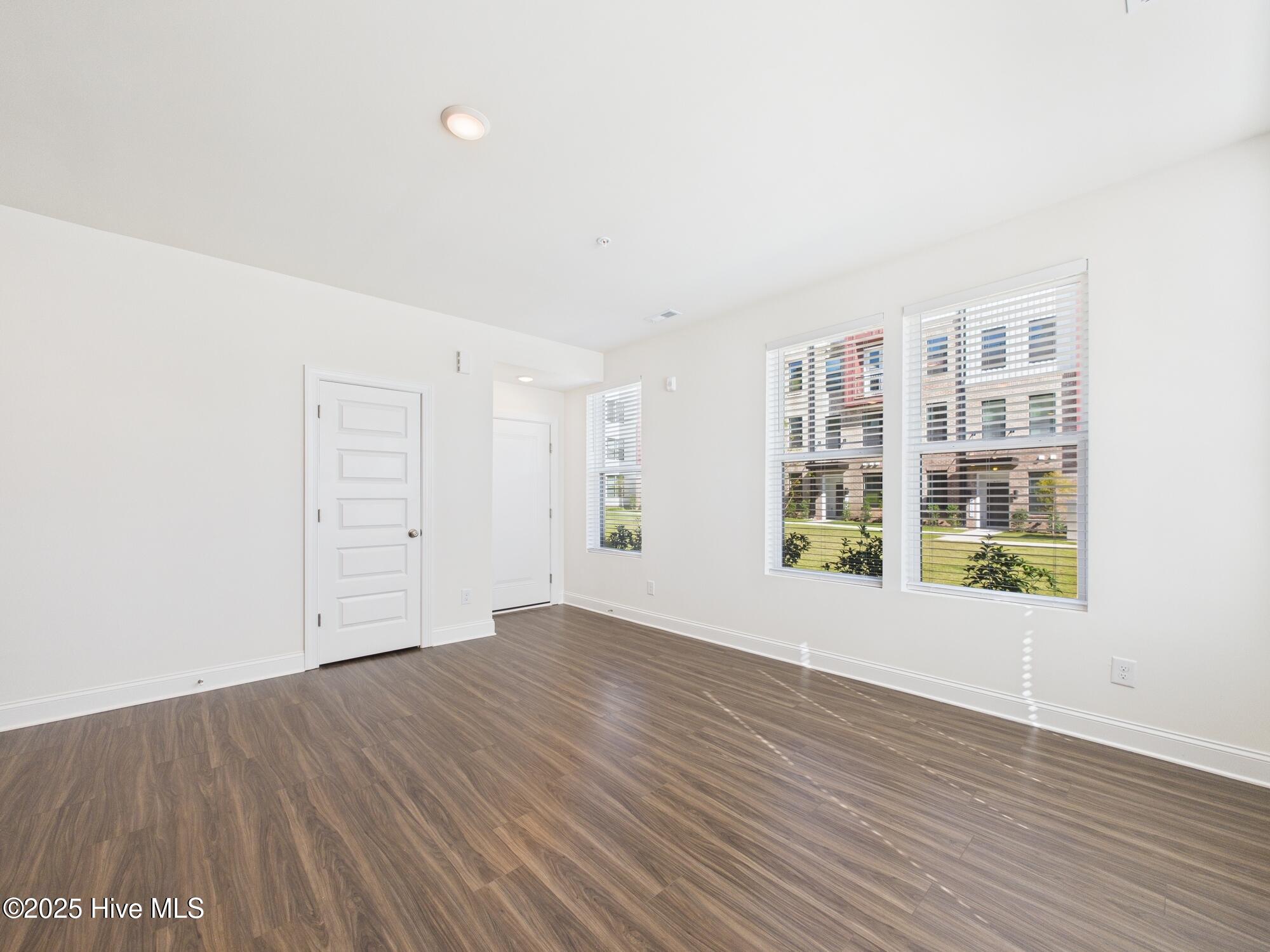 1259 Shaw View Alley Raleigh, NC 27601 - Photo 10 of 46 CAM01608G0-PR0115-STILL006