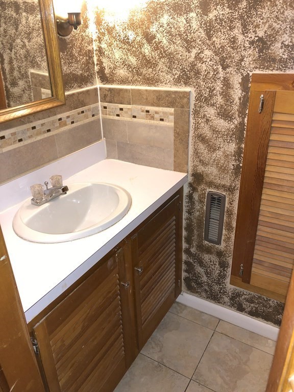 70 Mayflower Road Springfield, MA 01118 - Photo 24 of 42