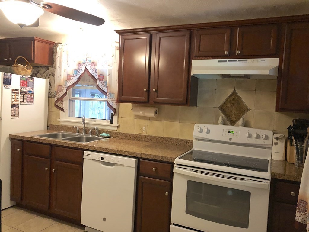 70 Mayflower Road Springfield, MA 01118 - Photo 3 of 42