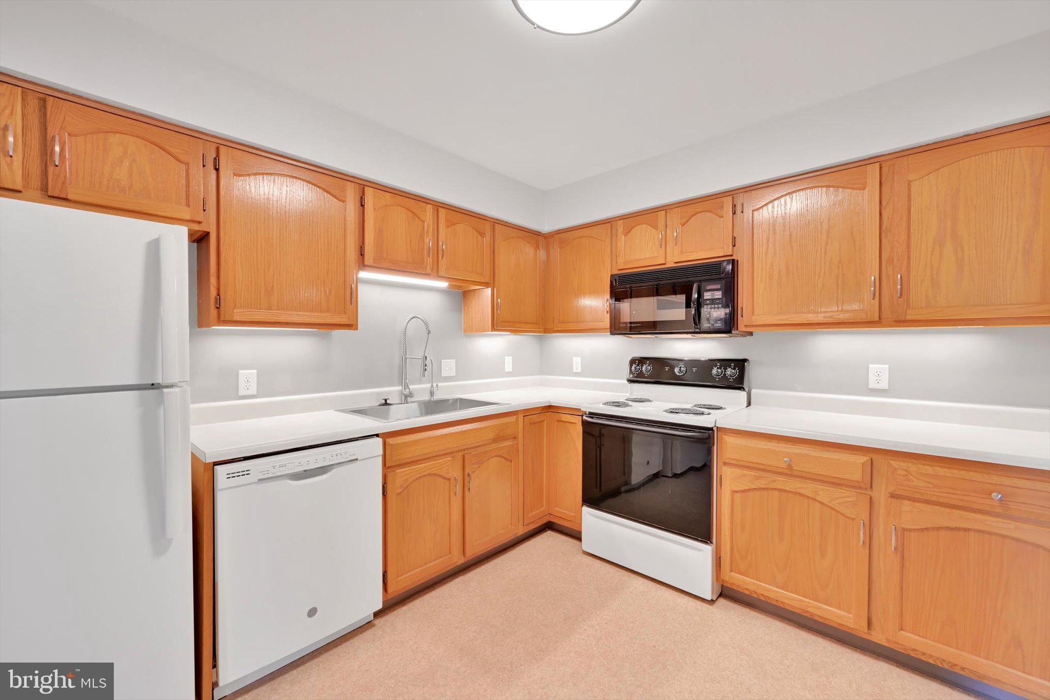 209 Greenview Drive Lancaster, PA 17601 - Photo 9 of 25 Kitchen