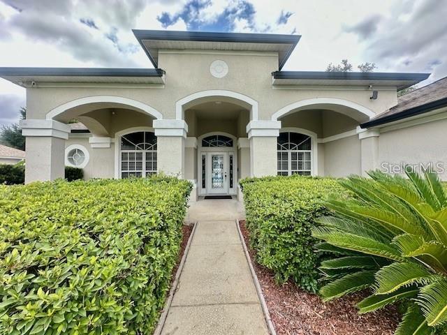 806 Winder Oaks Drive Gotha, FL 34734 - Photo 2 of 47 a front view of a house with garden