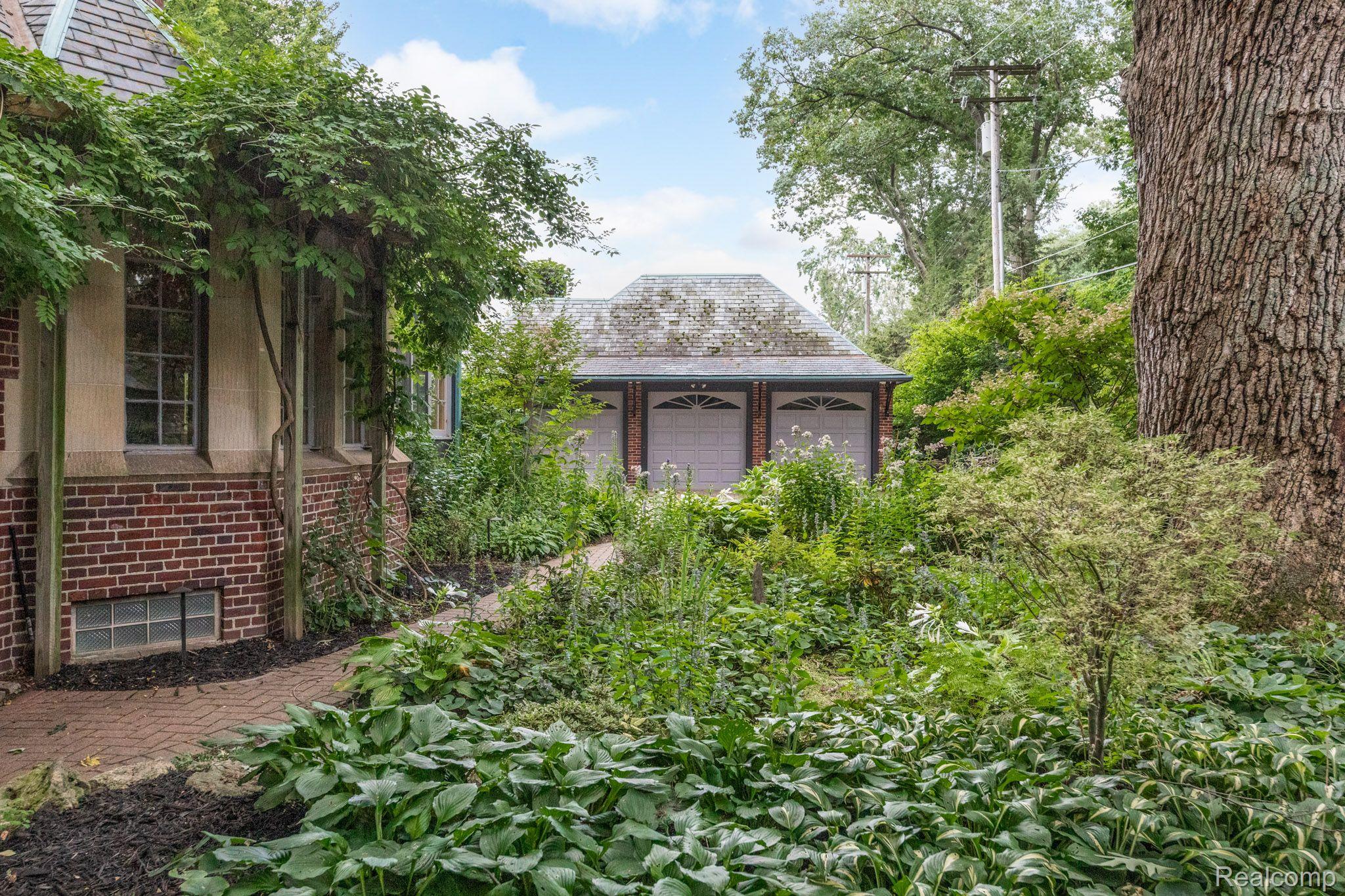 225 Touraine Road Grosse Pointe, MI 48236 - Photo 9 of 57 Gallery Image 9