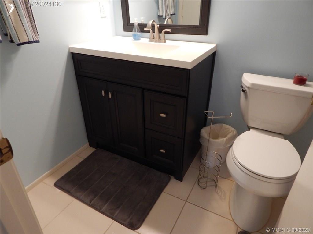 2950 Southeast Ocean Boulevard, Unit 1225 Stuart, FL 34996 - Photo 29 of 39 a bathroom with a sink toilet and a mirror