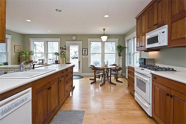 32 Ridgeway Avenue Needham, MA 02492 - Photo 4 of 29