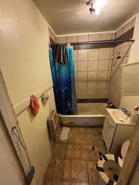 3900 Colonial Avenue Dallas, TX 75215 - Photo 6 of 15 a bathroom with a shower and a tub