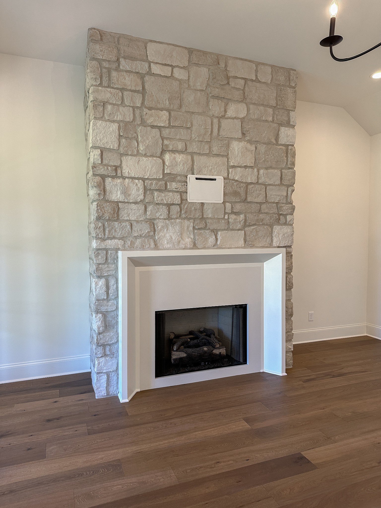 404 Bell Lk Road Gallatin, TN 37066 - Photo 20 of 35 a room with a fireplace