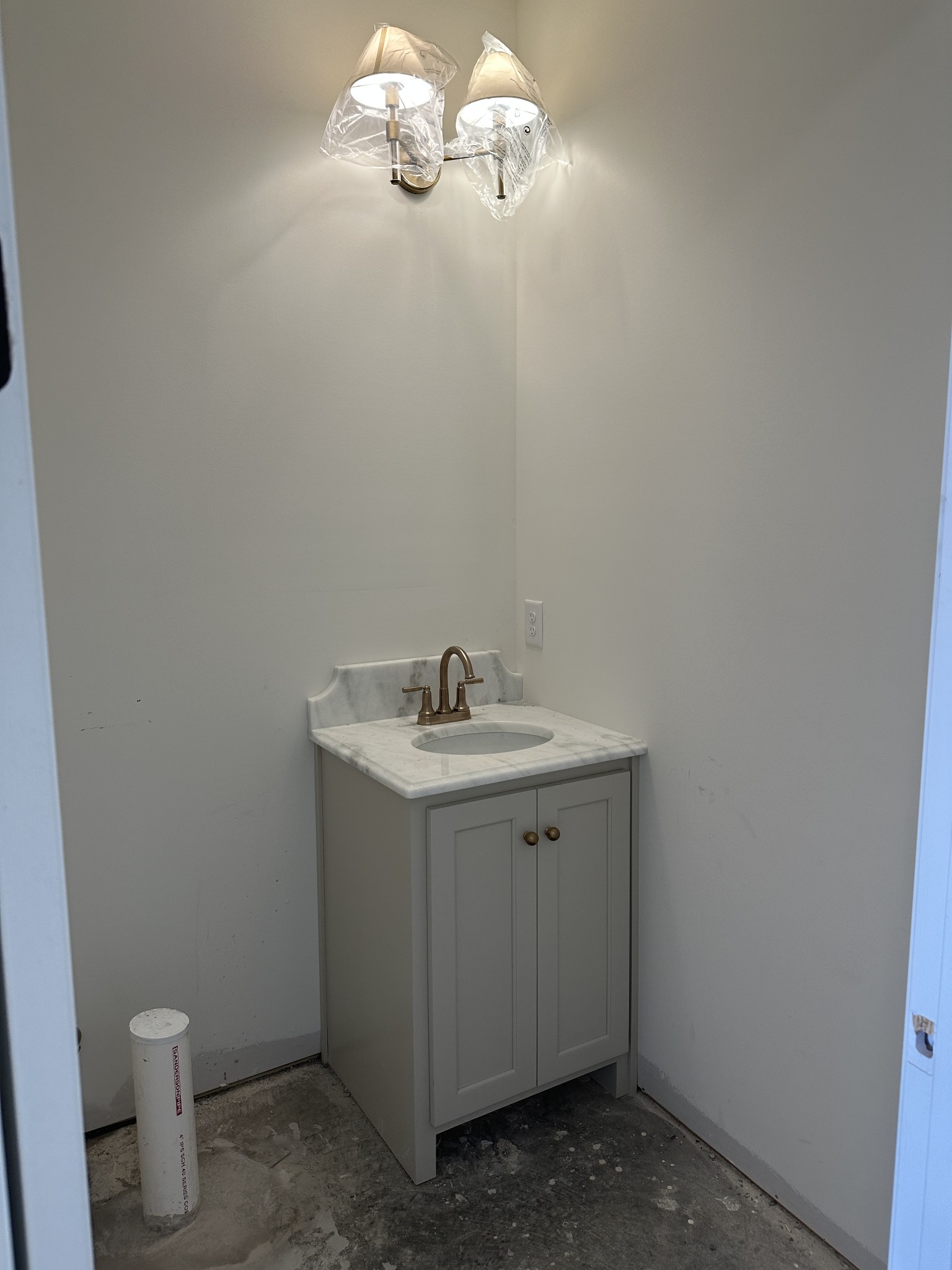 404 Bell Lk Road Gallatin, TN 37066 - Photo 27 of 35 a bathroom with a sink and a vanity