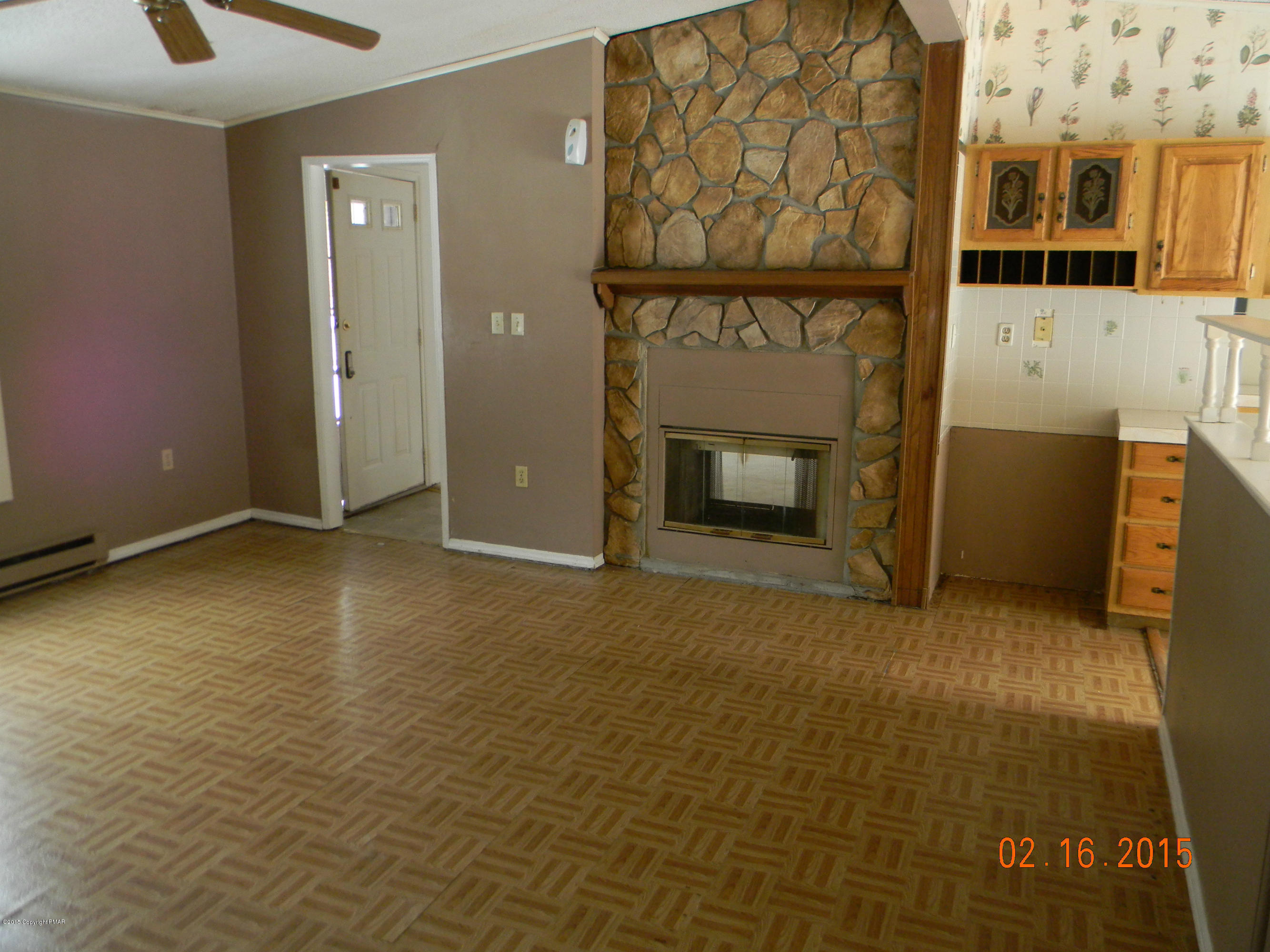 4 Blue Spruce Road Albrightsville, PA 18210 - Photo 3 of 15 Living Room