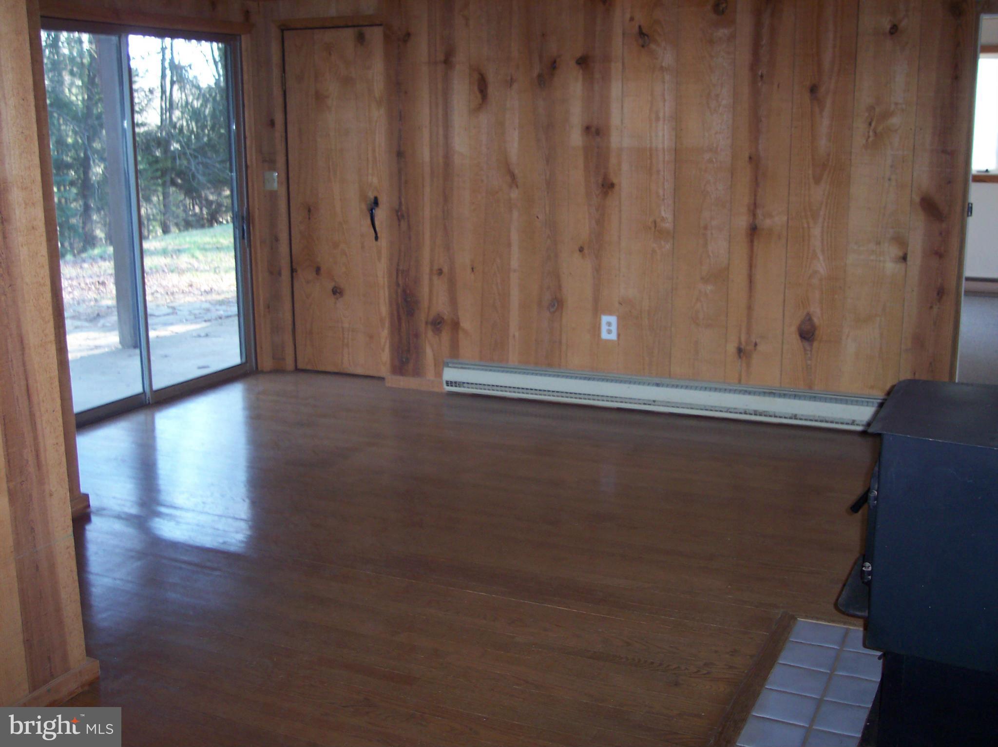 3843 Rinehart Road Westminster, MD 21158 - Photo 11 of 28 Living Room