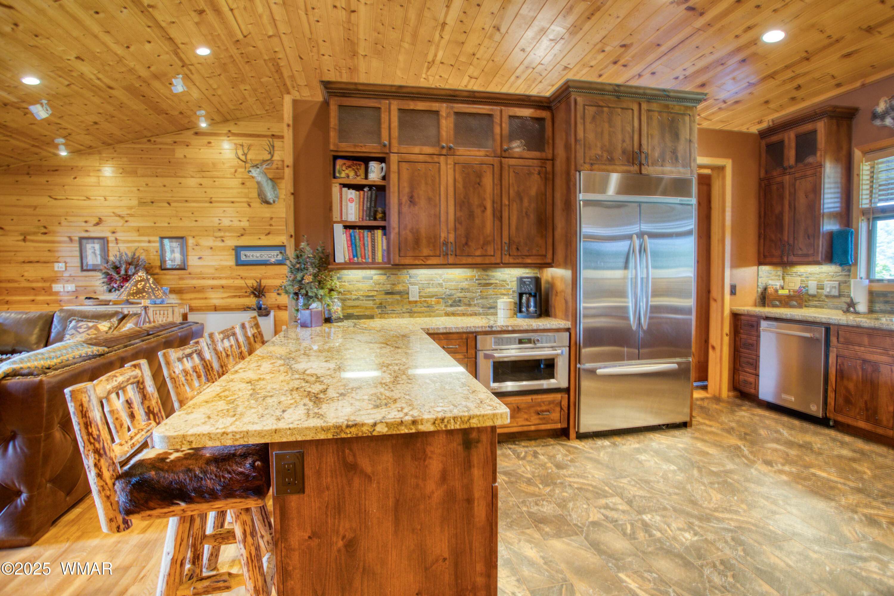422 Sponseller Siding Road Pinetop, AZ 85935 - Photo 29 of 84 Breakfast Bar and Kitchen